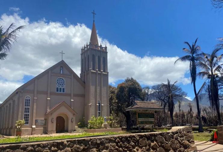 Nhà thờ Công giáo Maria Lanakila trên phố Waine không bị ảnh hưởng sau trận cháy rừng ở Lahaina, phía tây Maui, Hawaii - Ảnh: AFP