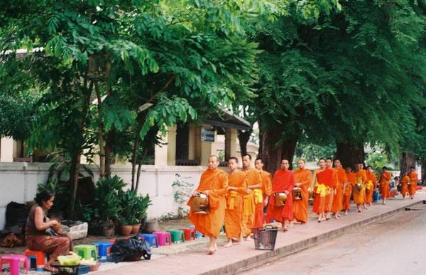 Xem lễ khất thực của các nhà sư: Khoảng 5h30' sáng thức giấc rồi đi bộ hoặc đạp xe vào tuyến phố trung tâm của Luang Prabang, bạn sẽ được thấy cảnh hàng dài các nhà sư, chú tiểu đi làm lễ khất thực. Khách du lịch cũng có thể đặt chỗ để ngồi phát thức ăn, hoa quả cho các nhà sư. 