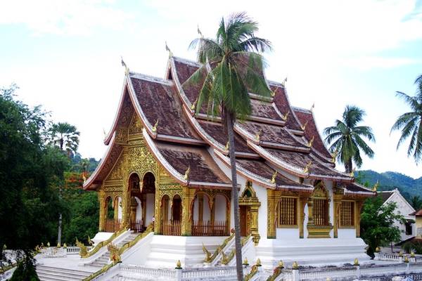 Tham quan cung điện Hoàng gia: Cung điện Hoàng gia nay là bảo tàng quốc gia Luang Prabang nằm trên đường Sakkaline. Với một người yêu thích lịch sử, kiến trúc và văn hóa thì không thể bỏ qua nơi này. Ngay từ bên ngoài bạn đã được chiêm ngưỡng vẻ đẹp của các tòa nhà truyền thống, trang trí bằng nhiều họa tiết cầu kỳ và dát vàng lộng lẫy. Lưu ý khi bước vào bảo tàng du khách không được mang giày dép, chụp ảnh bên trong các khu nhà và phải ăn mặc kín đáo. Giá vé vào cửa là 30.000 kip (khoảng 82.000 đồng) một người. Tham quan cung điện Hoàng gia: Cung điện Hoàng gia nay là bảo tàng quốc gia Luang Prabang nằm trên đường Sakkaline. Với một người yêu thích lịch sử, kiến trúc và văn hóa thì không thể bỏ qua nơi này. Ngay từ bên ngoài bạn đã được chiêm ngưỡng vẻ đẹp của các tòa nhà truyền thống, trang trí bằng nhiều họa tiết cầu kỳ và dát vàng lộng lẫy. Lưu ý khi bước vào bảo tàng du khách không được mang giày dép, chụp ảnh bên trong các khu nhà và phải ăn mặc kín đáo. Giá vé vào cửa là 30.000 kip (khoảng 82.000 đồng) một người.