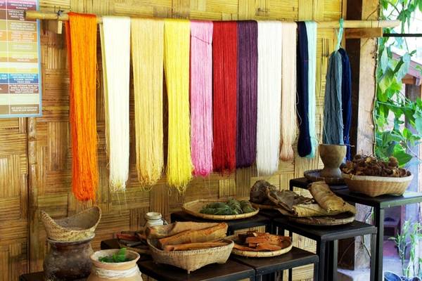 Tìm hiểu nghề dệt lụa truyền thống: Tham quan xưởng làm lụa truyền thống ở Ock Pop Tok, bạn sẽ được khám phá từng công đoạn làm nên tấm lụa của người Lào. Không đơn thuần là xưởng sản xuất, nơi đây còn có nhà hàng, quán cà phê, biệt thự, và lớp học cho du khách muốn tự tay dệt lụa, nhuộm vải...
