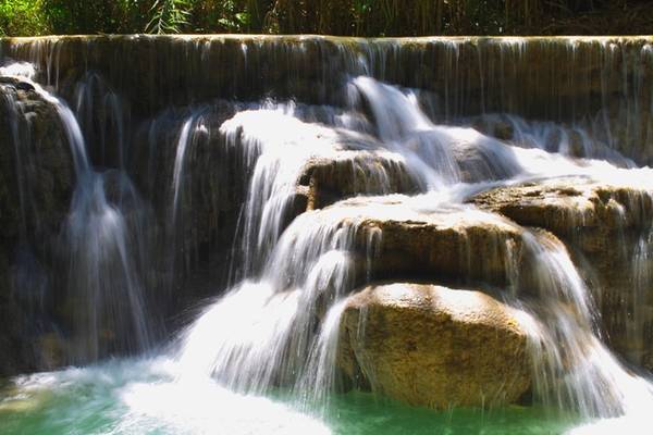 Tắm thác Kuang Si: Cách trung tâm Luang Prabang 30 km, thác Kuang Si là điểm đến không thể bỏ qua với người thích khám phá thiên nhiên. Thác nổi bật với tầng tầng lớp lớp chảy từ cao xuống thấp, tạo nên các hồ nước bên dưới có màu xanh ngọc quyến rũ. Vé tham quan mua cho một người là 20.000 kip (54.000 đồng).