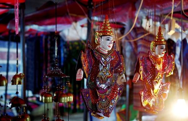 Mua đồ lưu niệm ở chợ đêm: Không phải là một nơi sôi động về đêm nhưng bạn vẫn có thể khám phá Luang Prabang dưới những ánh đèn. Khu chợ đêm chạy dọc tuyến phố Sakkaline mở cửa từ 18h tới 22h hàng ngày là nơi bạn có thể tìm mua những món đồ lưu niệm độc đáo. 