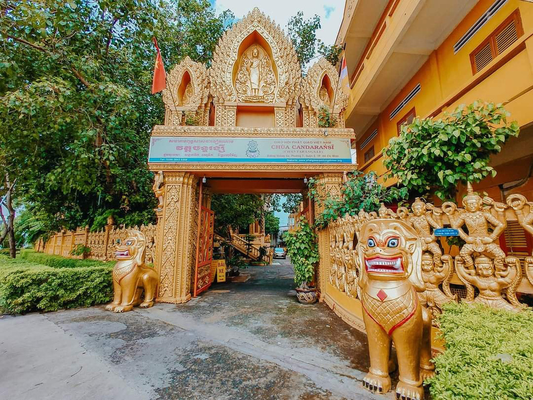 Ngôi chùa Chantarangsay rực sáng trong ánh vàng kim và kiến trúc độc đáo được chạm khắc tinh xảo tới từng chi tiết - Ảnh: MINH HUYỀN