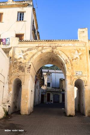 Tangier: Tangier là thành phố phía bắc của vương quốc Morocco, nằm trên bờ biển Bắc Phi ở phía tây, nơi giáp ranh giữa Địa Trung Hải và Đại Tây Dương tại mũi Spartel. Đây là thành phố cửa ngõ thu hút khách du lịch châu Âu tham quan đất nước Morocco. Nơi đây có hệ thống cảng biển sầm suất và những chuyến phà nối với Tây Ban Nha.