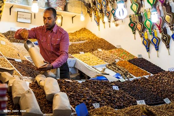 Cũng như mọi phố cổ khác, medina ở đây cũng chằng chịt ngõ nhỏ với đủ các loại cửa hàng. Medina ở Meknes là 1 trong 5 di sản thế giới do UNESCO công nhận, cùng với medina ở các thành phố Fez, Marrakech, Tétouan và Essaouira....