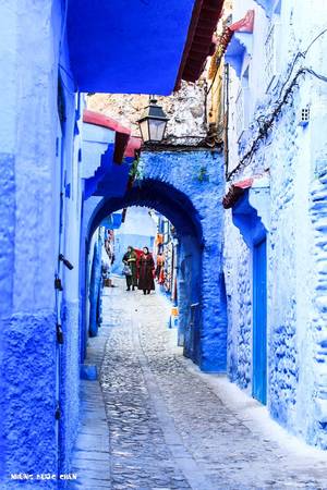 Chefchaouen: Medina ở Chefchaouen là khu phố cổ độc đáo nhất thế giới bởi màu xanh quyến rũ, ma mị của những ngôi nhà của những người Do Thái định cư từ những năm 30 của thế kỷ trước. Ngày nay, toàn khu phố được sơn một màu xanh dương tuyệt đẹp, nhất là dưới ánh bình minh.