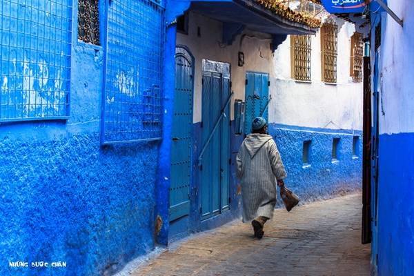 Cả thành phố này được nhuộm một màu xanh. Khi nhìn vào màu sắc này, người dân ở đây sẽ nghĩ tới màu da trời, nơi có thượng đế trên thiên đường đang ngự trị. Medina ở Chefchaouen ngày nay là một điểm không thể bỏ qua của du khách khi du lịch Morocco.