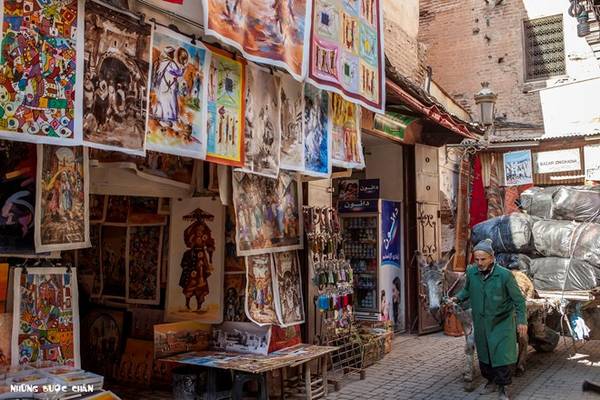 <strong>Marrakech:</strong> Medina ở Marrakech luôn là điểm đến du lịch hàng đầu khi đến thăm Morocco. Thông thường du khách sẽ chọn khách sạn nằm trong khu vực phố cổ được bao bọc 9 km tường thành với những khu chợ mua bán sầm uất thâu đêm suốt sáng.