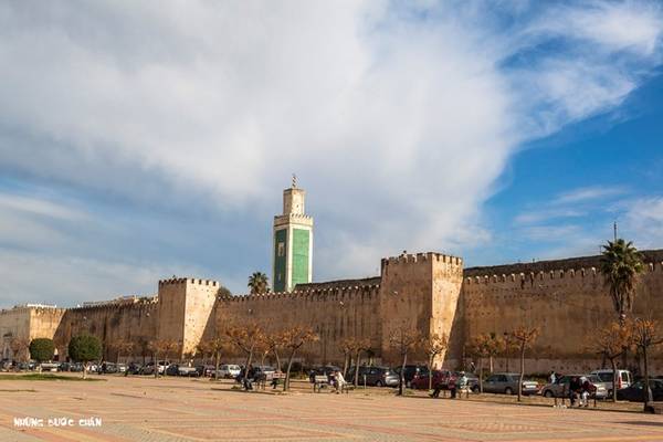 <strong>Meknes:</strong> Meknes: Meknes là một trong bốn thành phố du lịch nổi tiếng nhất của Morocco. Meknes từng là thủ đô dưới thời cai trị của Moulay Ismail (1672-1727), trước khi được dời đô đến Marrakech. Thành phố hiện lưu giữ nét kiến trúc kiểu Tây Ban Nha và Morocco rất ấn tượng. Bao quanh thành phố là những bờ tường cao với các cổng thành vĩ đại. Nơi đây có nhiều di tích lịch sử như nhà thờ Hồi giáo, quảng trường. Các khu chợ cổ thu hút rất nhiều khách du lịch đến tham quan.