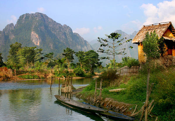 Vang Vieng là một thị trấn nhỏ, yên bình nằm bên bờ sông Nam Song. Vang Vieng là một thị trấn nhỏ, yên bình nằm bên bờ sông Nam Song.