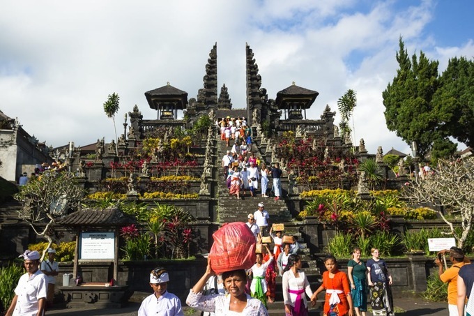 Pura Besakih được mệnh danh là “đền Mẹ của Bali” và giữ một vị trí quan trọng trong đời sống tinh thần của người dân. Ngôi đền nổi tiếng khắp thế giới vào năm 1963 khi ngọn núi lửa Agung đột nhiên phun trào. Dòng nham thạch khiến 1.700 người chết, nhưng chảy cách khu vực đền Besakih vài mét thì dừng lại. Người dân tin rằng đó chính là phép màu và dấu hiệu từ các vị thần. Pura Besakih là một quần thể gồm 23 ngôi đền lớn nhỏ được thiết kế công phu. Mỗi đền lại có một lễ hội riêng trải dài suốt trong năm để phục vụ các tín đồ và khách tham quan. Ảnh: Thespicerouteend.
