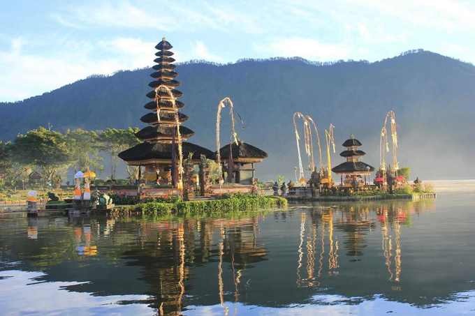 Pura Ulun Danu Bratan là ngôi đền quan trọng thứ hai sau đền mẫu Besakih. Ngôi đền này tọa lạc trên bờ hồ Bratan, hồ nước đẹp bậc nhất Bali. Khác những ngôi đền cổ ở Bali, kiến trúc của Ulun Danu là sự giao thoa giữa đạo Phật với Hindu giáo. Nơi được xây để thờ vị thần của hồ nước và sông ngòi – Dewi Batari Ulun Danu. Khu quần thể Ulun Danu bao gồm 4 ngôi đền, mỗi ngôi đền thờ một vị thần khác nhau. Đền Lingga Petak thờ thần Siva; Đền Penataran Pucak Mangu thờ thần Vishnu; Đền Terate Bang thờ thần Brahma; và Đền Dalem Purwa thờ Nữ thần Danu. Ảnh: Ulundanuberatan.