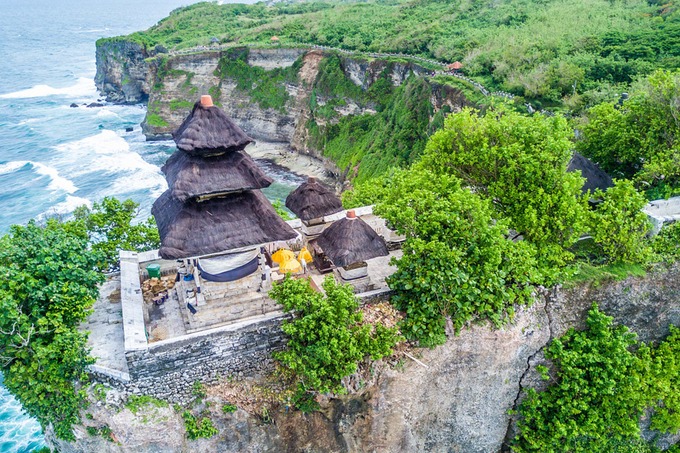 Đền Uluwatu được xây dựng từ thế kỷ thứ 10 và là một trong những ngôi đền cổ xưa nhất Bali. Uluwatu có ý nghĩa quan trọng với cộng đồng người Hindu. Họ tin rằng ngôi đền là nơi bảo vệ Bali khỏi những linh hồn của quỷ dữ. Đền được xây dựng trên một vách núi gồ ghề, địa hình hiểm trở nhưng khung cảnh hùng vĩ. Uluwatu cách thủ phủ Denpasar của Bali khoảng 30 km về phía nam. Du khách có thể thuê ôtô hoặc chạy xe máy đến đây. Ảnh: Goibibo. Đền Uluwatu được xây dựng từ thế kỷ thứ 10 và là một trong những ngôi đền cổ xưa nhất Bali. Uluwatu có ý nghĩa quan trọng với cộng đồng người Hindu. Họ tin rằng ngôi đền là nơi bảo vệ Bali khỏi những linh hồn của quỷ dữ. Đền được xây dựng trên một vách núi gồ ghề, địa hình hiểm trở nhưng khung cảnh hùng vĩ. Uluwatu cách thủ phủ Denpasar của Bali khoảng 30 km về phía nam. Du khách có thể thuê ôtô hoặc chạy xe máy đến đây. Ảnh: Goibibo.