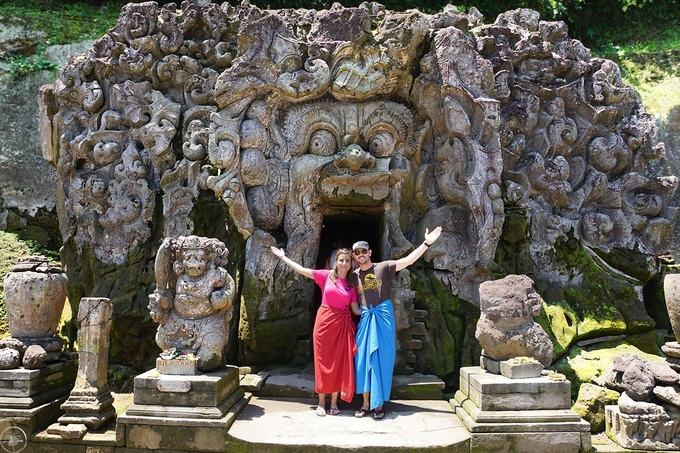 Đền Goa Gajah được UNESCO công nhận là di sản văn hoá thế giới vào năm 1995 bởi lối kiến trúc độc đáo cùng tín ngưỡng tôn giáo linh thiêng. Nơi đây là tập hợp của những công trình cổ kính, được xây dựng từ thế kỷ 9 - 11. Ngay từ lối ra vào Goa Gajah, du khách sẽ gặp hình ảnh chiếc miệng rộng của một vị thần với nhiều họa tiết chạm khắc tinh xảo. Người dân tin rằng nét hung tợn của vị thần trước cửa động sẽ xua đuổi ma quỷ và bảo vệ các tín đồ tu hành. Ảnh: Illagreen.
