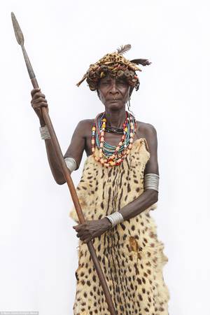 Một phụ nữ lớn tuổi của tộc Dassanech đang cầm một mũi giáo. Trong nhiều bộ tộc, người cao tuổi thường được coi trọng hơn các thành viên trẻ.