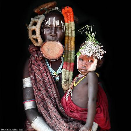 Phụ nữ thuộc bộ tộc Muri đeo các đĩa gốm lớn ở vành môi - biểu tượng của vẻ đẹp, và tự chế màu vẽ cơ thể từ những nguyên liệu thiên nhiên như đá phấn và đất.