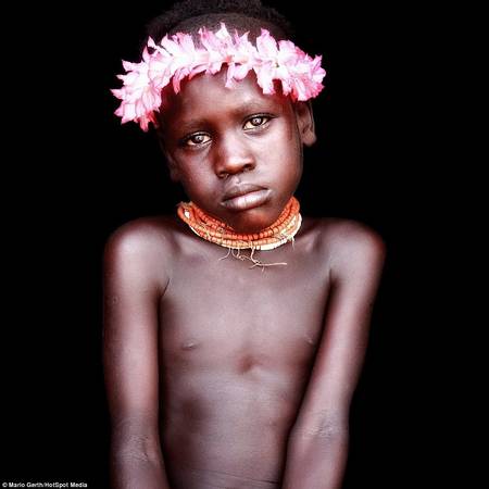 Cậu bé này thuộc tộc Karo, bộ tộc có 1.000 thành viên sống dựa vào nông nghiệp và đánh cá. Nam giới vẽ lên cơ thể mình, đeo tràng hoa và trang sức để tham dự lễ hội hoặc thu hút người khác giới.