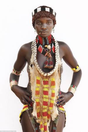  Một thiếu nữ của tộc Hamar (Ethiopia) mặc áo làm từ da động vật và đeo các trang sức kết từ hạt đủ màu.
