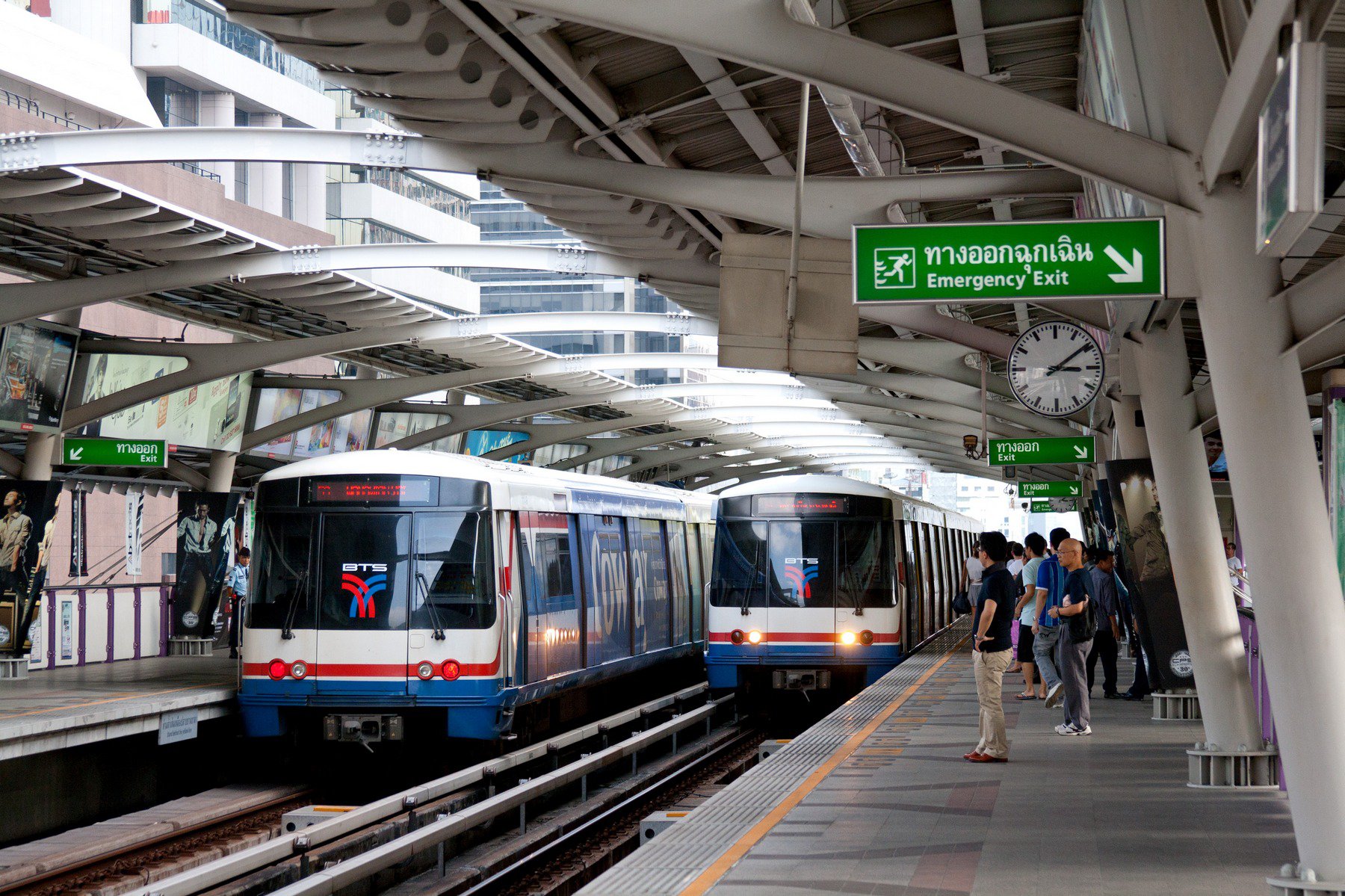 Tàu điện MRT Red Line.