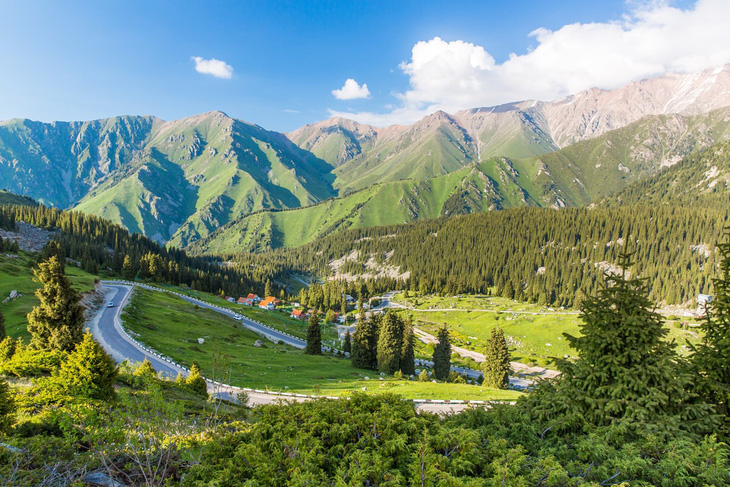 Kazakhstan - viên ngọc bí ẩn giữa lục địa Á - Âu - Ảnh 3. Những dãy núi ở gần thủ đô cũ Almaty, phía bắc Kazakhstan được nhiều du khách nhận xét là "Thụy Sĩ" của vùng Trung Á - Ảnh: ISTOCK