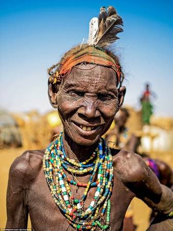 Một phụ nữ khác của bộ tộc Dassanech nổi bật với những lớp vòng đeo cổ sặc sỡ. Người đeo trên đầu những chiếc lông chim đà điểu là dấu hiệu họ đã giết một con vật hoang dã hoặc một kẻ thù của bộ tộc. Chia sẻ về dự án nhiếp ảnh độc đáo của mình và chuyến đi được tiếp đón nồng nhiệt bởi các bộ tộc ở Ethiopia, Omar nói: "Tôi mong muốn có thể giới thiệu vẻ đẹp đa dạng của các nền văn hóa trên thế giới".