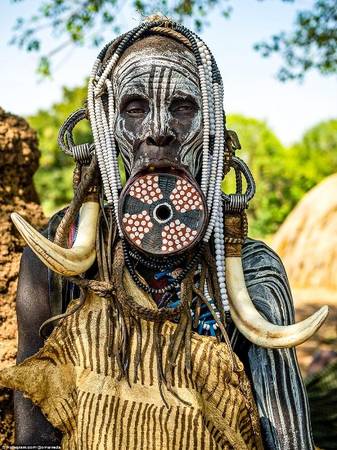 Theo thời gian, truyền thống này vẫn còn duy trì và trở thành nét đẹp của riêng người Mursi. Họ cho rằng đĩa càng lớn thì người phụ nữ đó càng đẹp. Theo thời gian, truyền thống này vẫn còn duy trì và trở thành nét đẹp của riêng người Mursi. Họ cho rằng đĩa càng lớn thì người phụ nữ đó càng đẹp.