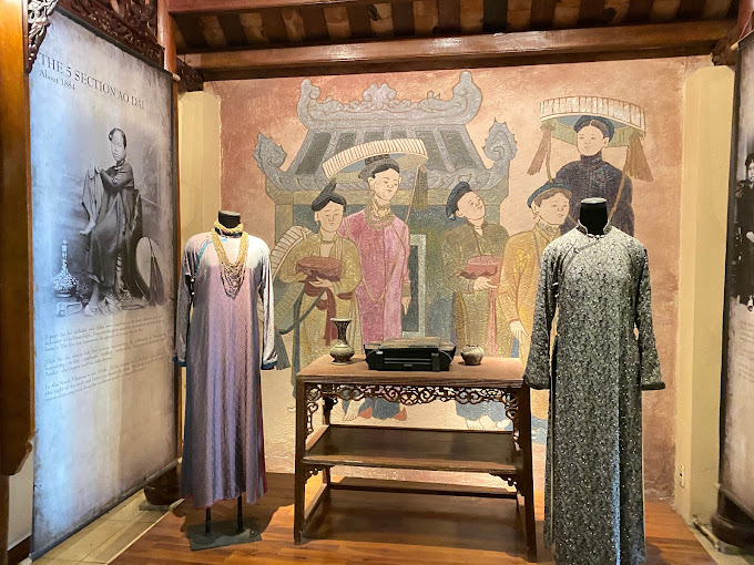 Trưng bày áo dài. Ảnh: Tony Nguyễn.