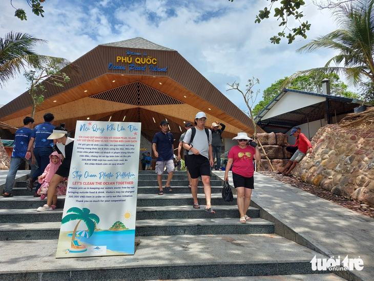 Nhiều khách du lịch thắc mắc bảng nội quy lên đảo Phú Quốc Ocean Pearl Island chơi nhưng không được mang theo nước uống - Ảnh: CHÍ CÔNG