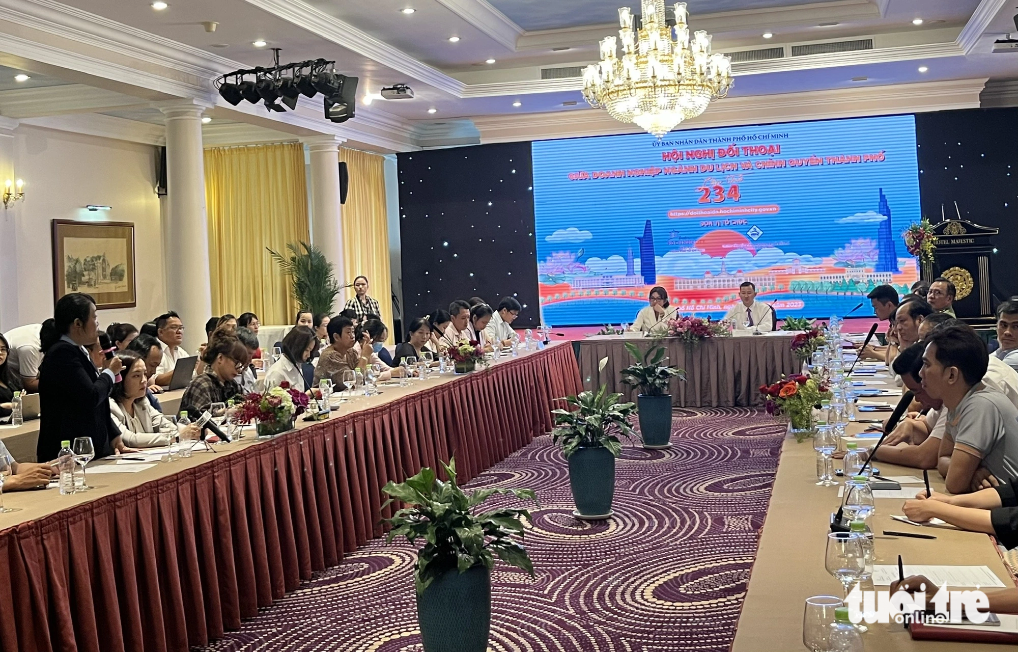 Doanh nghiệp du lịch TP.HCM: vẫn khó với visa, quy định phòng cháy, chữa cháy... - Ảnh 1. Doanh nghiệp nêu các vướng mắc tại buổi đối thoại chiều 29-8 - Ảnh: N.BÌNH
