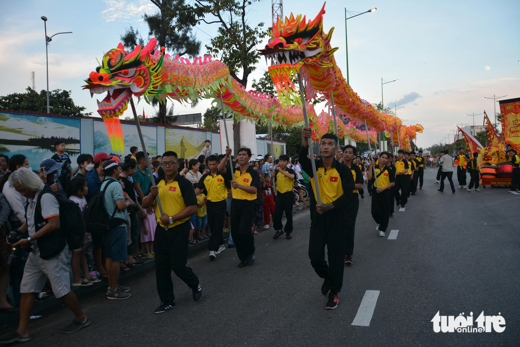 Đoàn lân - sư - rồng dẫn đầu tốp biểu diễn tại lễ hội đường phố Bình Thuận