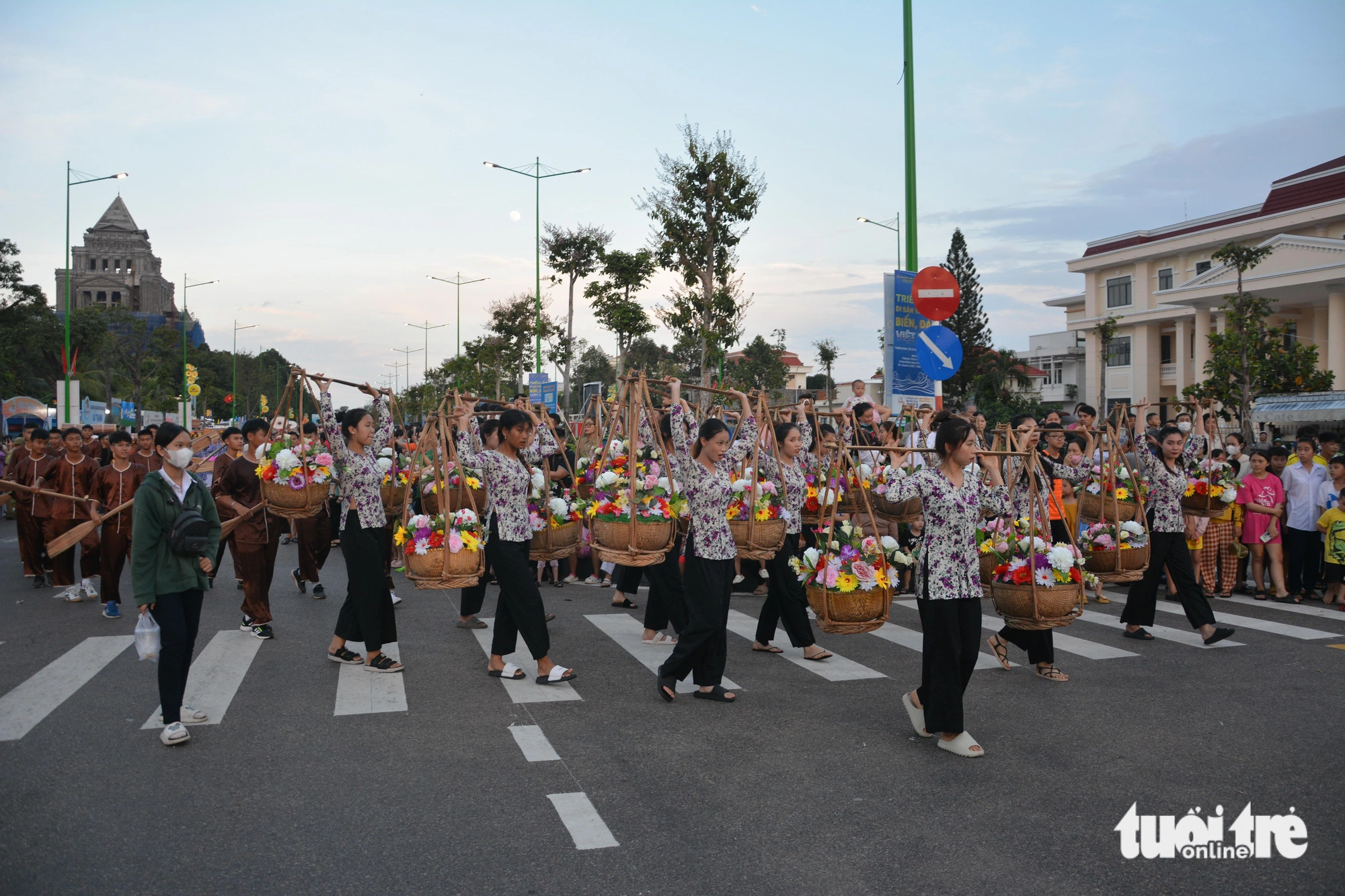 Các diễn viên tái hiện lễ cầu ngư tại vùng biển Phan Thiết
