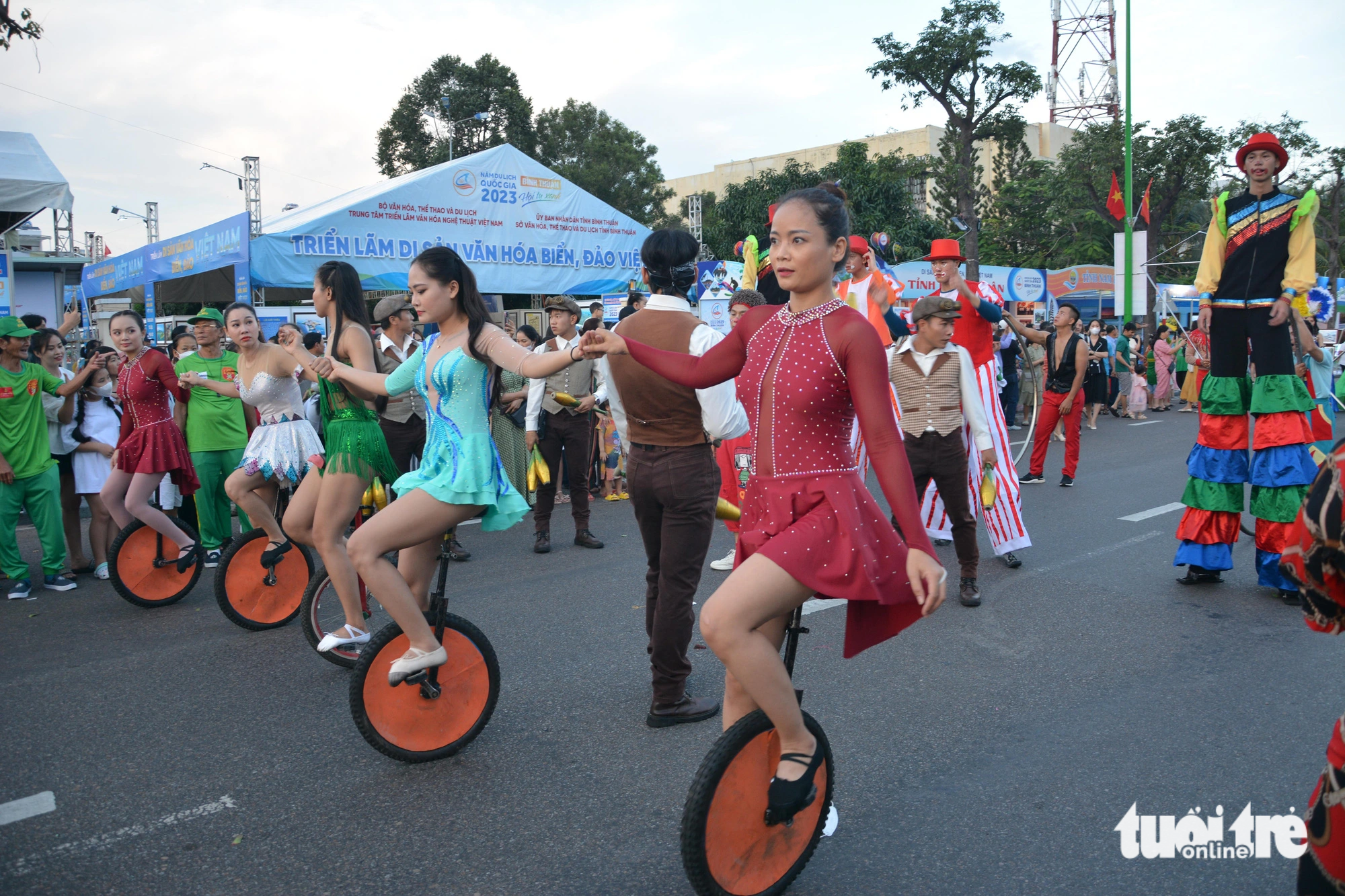 Các nghệ sĩ xiếc biểu diễn tại lễ hội đường phố Bình Thuận 