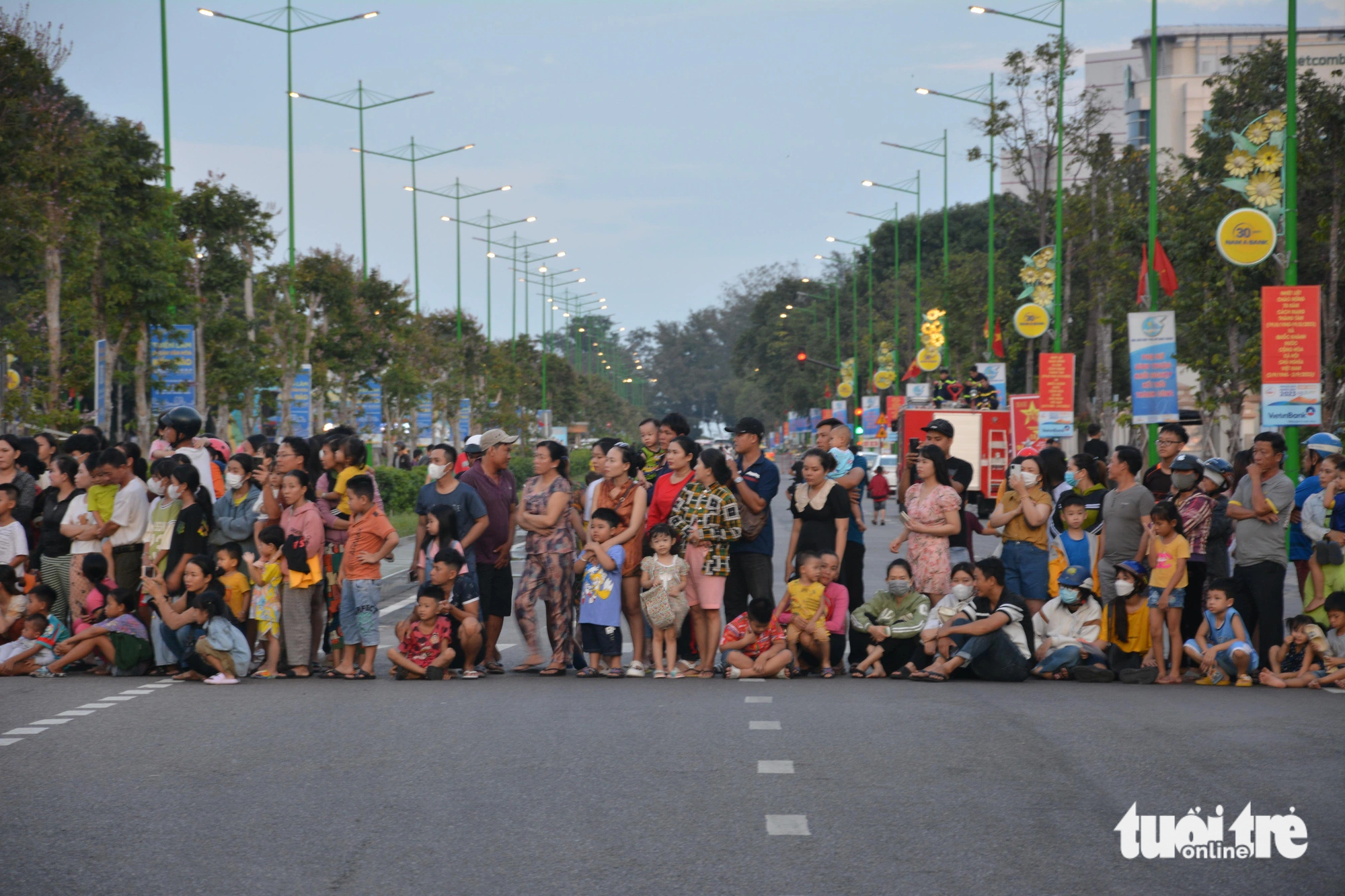 Đông đảo người dân xem biểu diễn lễ hội đường phố Bình Thuận