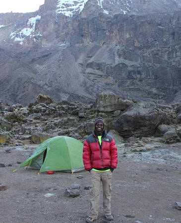 Justin Mtui có kinh niệm hơn 6 năm làm phu khuân vác trên núi Kilimanjaro. Ảnh: Nicoday.
