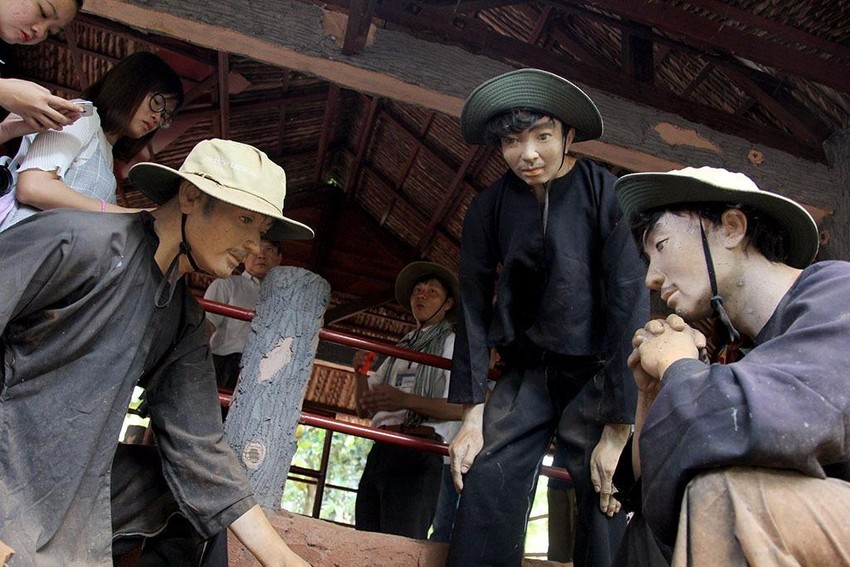 Tái hiện hình ảnh các chiến sĩ đặc công lên kế hoạch vào hang ổ địch. Ảnh: Báo Pháp luật.