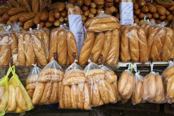 Bánh mì được bán nhiều trong các chợ địa phương ở Vientiane. Ảnh: shutterstock.
