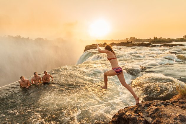 Nhắc đến thác Victoria, không thể không kể đến hồ bơi Devil’s Pool, một trong những địa điểm bơi kỳ quái và nguy hiểm nhất trên thế giới. Ảnh:Michael Baynes/Getty Images