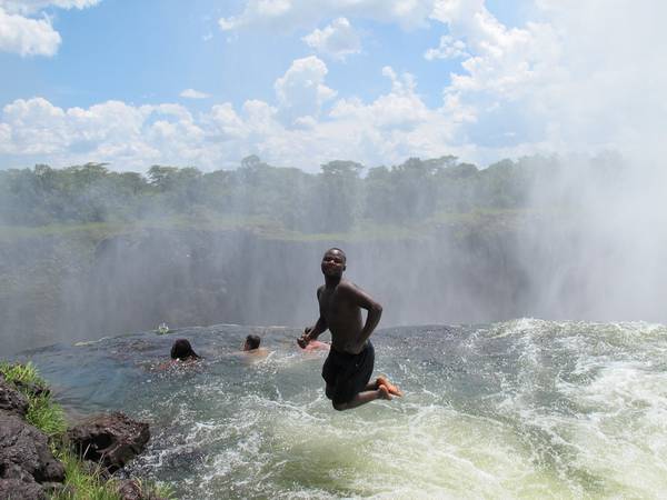 Vì mức độ nguy hiểm của mình nên Devil Pool không bao giờ là điểm đến nằm trong danh sách những người yếu tim. Ảnh: chiaryroundtheworld Vì mức độ nguy hiểm của mình nên Devil Pool không bao giờ là điểm đến nằm trong danh sách những người yếu tim. Ảnh: chiaryroundtheworld