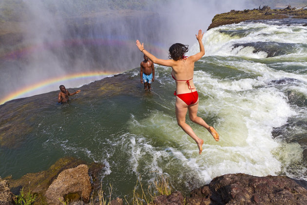 Vào mùa khô từ tháng 9 đến tháng 12 là thời điểm Devil’s Pool đẹp nhất, khi nước sông Zambezi chảy không quá xiết, bạn có thể thoải mái bơi ở đây. Ảnh: Yvette Cardozo/Getty Images