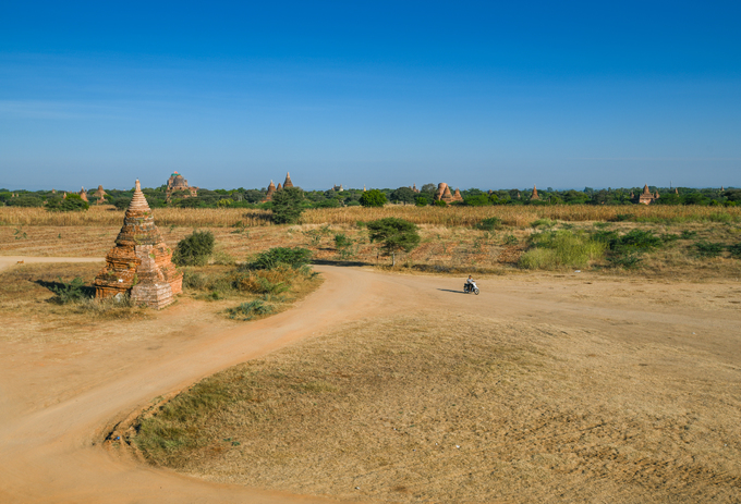 Vùng đất Bagan ở miền trung Myanmar nổi tiếng khắp thế giới bởi vẻ đẹp của hơn 2.200 phế tích đền, chùa, tu viện được xây dựng từ giữa thế kỷ 11. Những công trình này nằm rải rác trên một vùng đất khô bằng phẳng rộng hơn 64 km2.  Du khách tới Bagan nên lựa chọn các phương tiện giao thông thay vì đi bộ để đến được nhiều điểm hơn. Trong đó, cưỡi ngựa là dịch vụ du lịch rất phổ biến bên cạnh khinh khí cầu, xe kéo và xe máy.