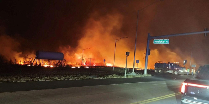 -Lửa cháy rừng rực ở Lahaina, tối 9-8 Ảnh: REUTERS