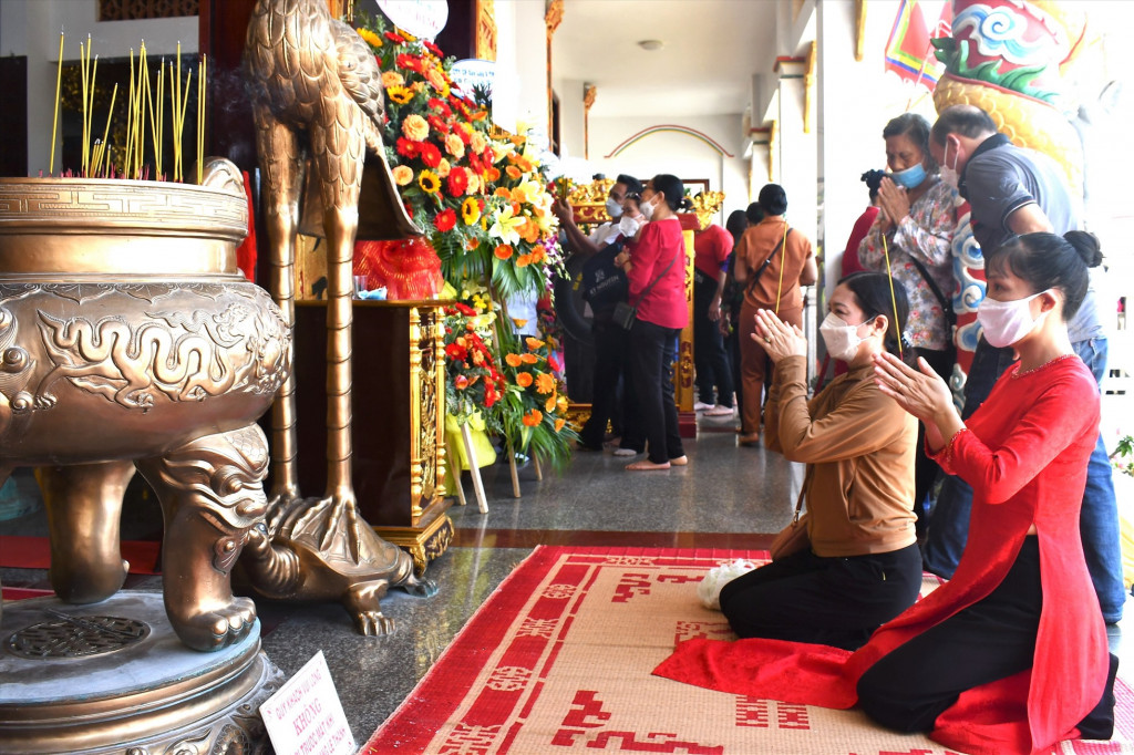 Dâng hương giỗ Đức Thánh. Ảnh: H.T
