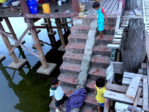 Bậc thang xuống sông trở thành nơi chứng kiến tuổi thơ của những đứa trẻ vùng Mandalay, Myanmar - Ảnh: Bông Mai