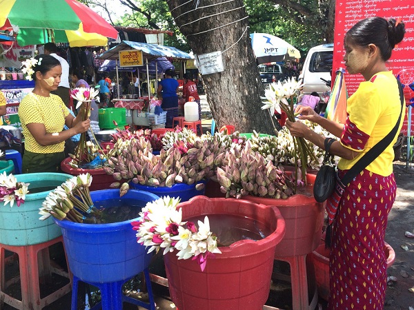 Trước cổng chùa, những người phụ nữ Myanmar chăm chút từng cánh hoa để bán cho khách viếng chùa, trên má ửng màu của nắng, điểm xuyến họa tiết của bột dưỡng da Thanaka - Ảnh: Bông Mai Trước cổng chùa, những người phụ nữ Myanmar chăm chút từng cánh hoa để bán cho khách viếng chùa, trên má ửng màu của nắng, điểm xuyến họa tiết của bột dưỡng da Thanaka - Ảnh: Bông Mai