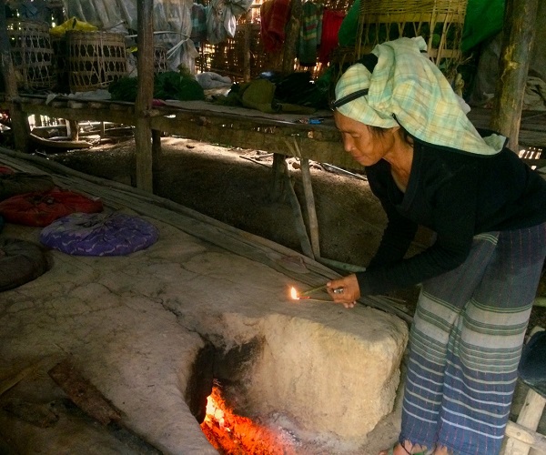 Buổi trưa trên đồi ở vùng đất Shan, Myanmar, người phụ nữ Myanmar đốt điếu thuốc lá do chính mình làm ra trên ngọn lửa đang sử dụng để hong khô lá cây thuốc lá - Ảnh: Bông Mai Buổi trưa trên đồi ở vùng đất Shan, Myanmar, người phụ nữ Myanmar đốt điếu thuốc lá do chính mình làm ra trên ngọn lửa đang sử dụng để hong khô lá cây thuốc lá - Ảnh: Bông Mai