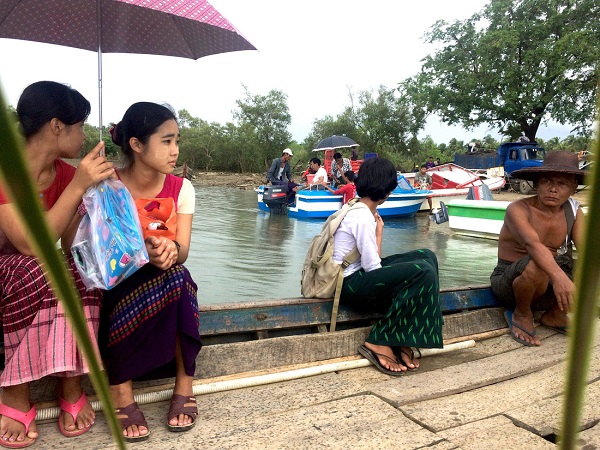 Tới biển Ngwe Saung bằng đường tắt, chúng tôi phải vượt qua ba chuyến đò. Những người Myanmar ngồi trên đò, thong dong như ngồi trên quán nước - Ảnh: Bông Mai