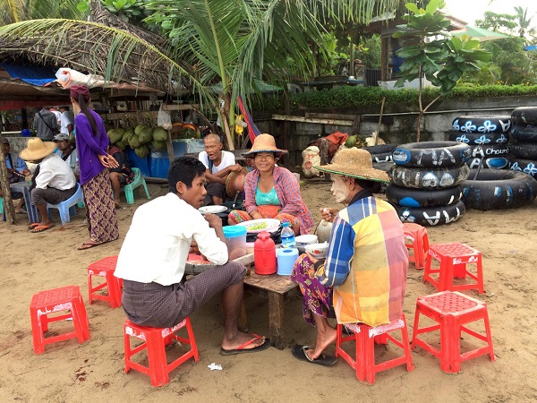 Ở một vùng biển khác, buổi sáng miền biển, những người Myanmar trò chuyện với nhau bên quán ăn - Ảnh: Bông Mai Ở một vùng biển khác, buổi sáng miền biển, những người Myanmar trò chuyện với nhau bên quán ăn - Ảnh: Bông Mai