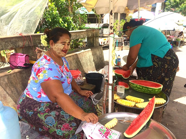 Về lại Yangon, lọt thỏm ở một góc đường, bên bờ kênh người phụ nữ nở nụ cười rạng rỡ cùng mâm trái cây tươi mát của mình - Ảnh: Bông Mai