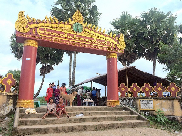 Tới quê nhà Twante, Pegu, Myanma của chàng trai người bản xứ, chúng tôi ghé qua ngôi chùa rắn nổi tiếng ở đây. Trước cổng chùa, hai cô bé ngồi chờ bán thức ăn cho cá cho các tín đồ viếng thăm - Ảnh: Bông Mai
