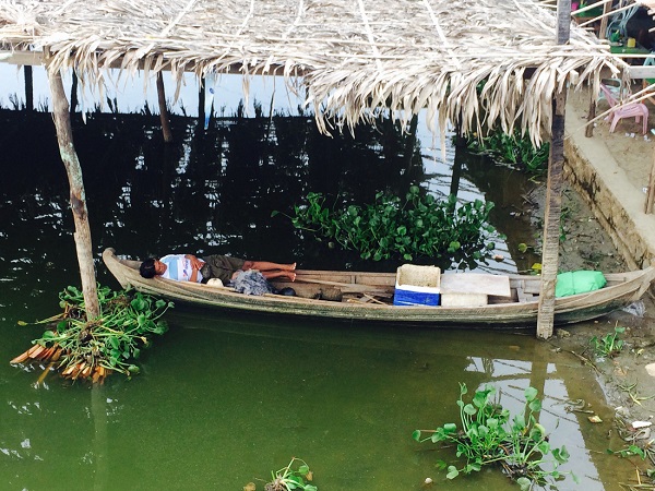 Một người đàn ông ngủ say bên chân cầu gỗ tếch, Myanmar - Ảnh: Bông Mai Một người đàn ông ngủ say bên chân cầu gỗ tếch, Myanmar - Ảnh: Bông Mai